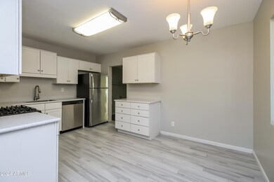 006-photo-dining-room-10182629