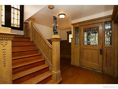 Foyer Front apartment of front house