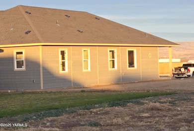 4606 W Larch Ave, Yakima, WA 98903 - photo 2