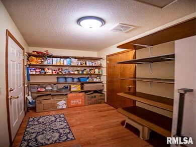 1911 E 48th Ct, Davenport, IA 52807 - photo 7