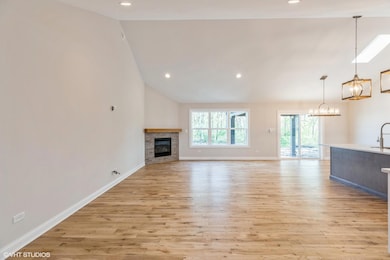 04_9529112th_1_LivingRoom_MRED_2000x1333