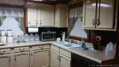 810 NE 3rd St, Henryetta, OK 74437 - photo 6