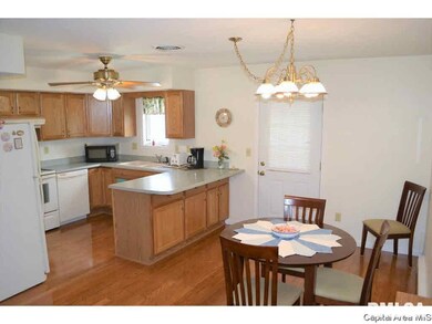 416 James Creek Ln, Jacksonville, IL 62650 - photo 4