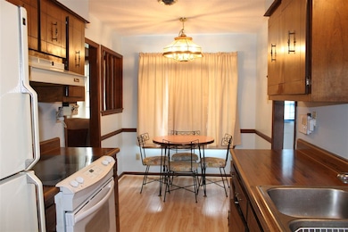 Kitchen w/eat-in area