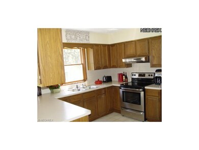 Oak kitchen w/ lazy susan, lg. pantry, new ss appl
