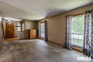 5633 Quercus Ln, Davenport, IA 52806 - photo 2