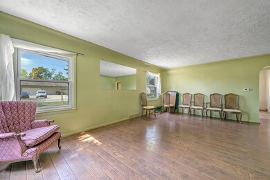 06-3616 W St Joseph St-windowstill-
