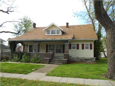 FRONT VIEW OF THE HOMNE AND FRONT YARD
