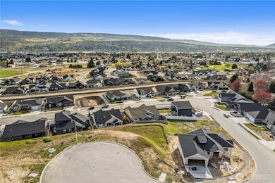 978 Spring Mountain Dr, Wenatchee, WA 98801 - photo 2