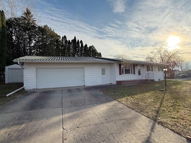 1306 Skyline Dr, Decorah, IA 52101 - photo 2