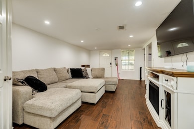 511 Bryan St, Angleton, TX 77515 - photo 5