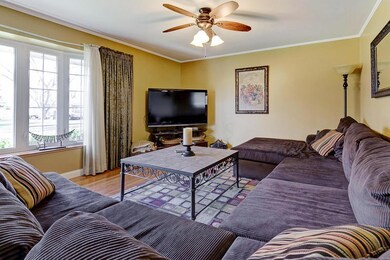 3762_Walhaven-living room