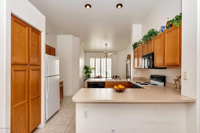 8514 W Sheridan St-large-006-16-Kitchen-