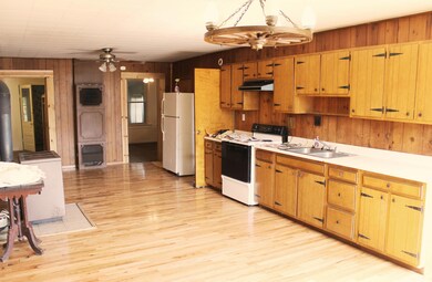 Kitchen, Small Family Room, SmaEat Space