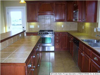 Large Kitch with plenty of cabinet space