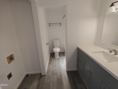 103 - Vanity, Bath, Closet