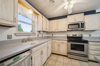 17786 S Santa fe St, Mounds, OK 74047 - photo 6