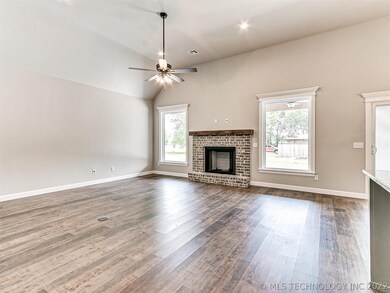Large Family Room w/ High Ceilings. Gas Logs.