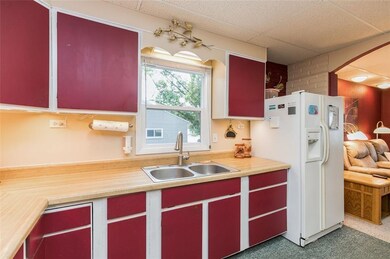 2517 Linwood St SW, Cedar Rapids, IA 52404 - photo 5