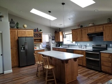 8232 Carolina Dr, Central Point, OR 97502 - photo 3