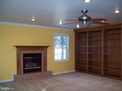 782 Franklin Square Dr, Chambersburg, PA 17201 - photo 4