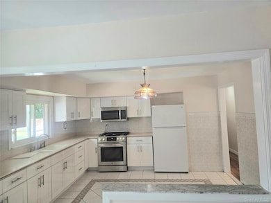 581 Meacham Ave unit 2nd Floor, Elmont, NY 11003 - photo 2