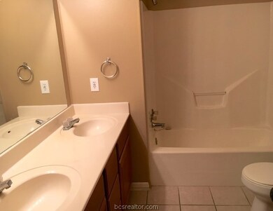 1213 Webhollow Cir unit B, Bryan, TX 77801 - photo 5