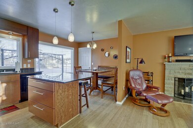 Eat-in kitchen & breakfast bar island