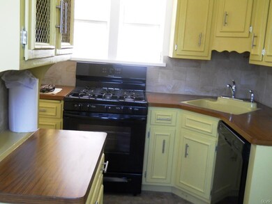Updated L-shaped kitchen with tile backsplash and 