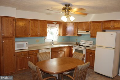 858 W Irvin Ave, Hagerstown, MD 21742 - photo 5