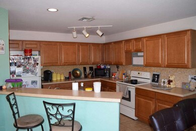KITCHEN W/ BREAKFAST BAR