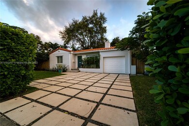 Front (Driveway and mature trees in the perimeter)