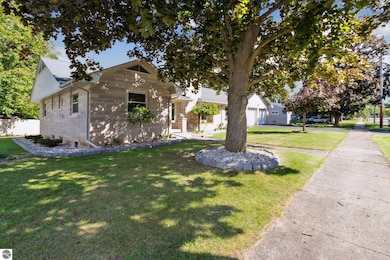 520 Yale Ave, Alma, MI 48801 - photo 2