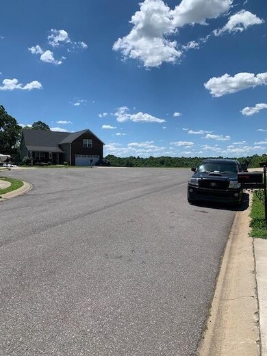 Large Cul-de-sac with beautiful view!
