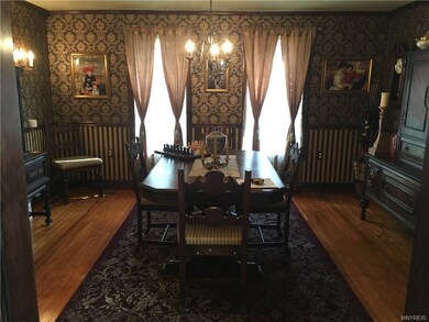 could be used as living or dining room
