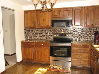 Kitchen - Beautiful cabinetry and backsplash -  Fe