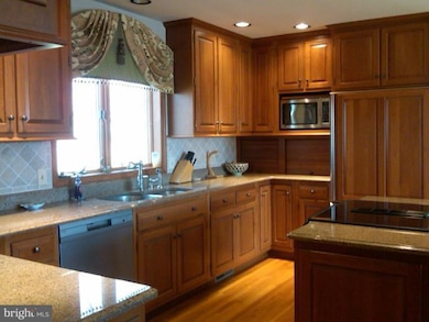 11431 Reisberg Ln, Marriottsville, MD 21104 - photo 2