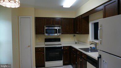 10211 Scarborough Commons Ct, Burke, VA 22015 - photo 2