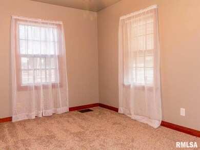 3122 Mckinley Ave, Davenport, IA 52802 - photo 6