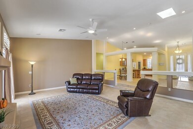Beautiful Large Living room with Gas Fireplace Loo