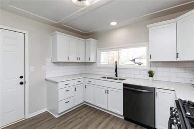 7121 Benton Ct, Urbandale, IA 50322 - photo 4