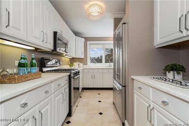 453 E Putnam Ave unit 4E, Cos Cob, CT 06807 - photo 6