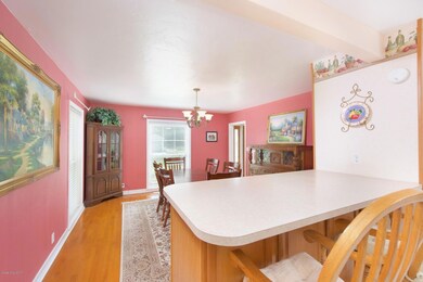 Kitchen to Dining room