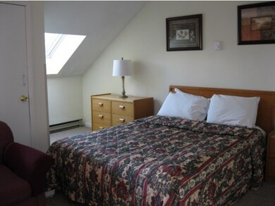 Queen bed with skylight