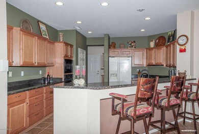 KITCHEN WITH BREAKFAST BAR