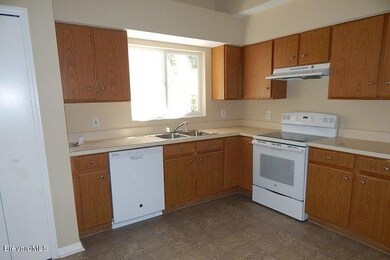 KITCHEN WITH NEW APPLIANCES