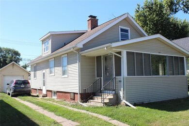 1023 F Ave NW, Cedar Rapids, IA 52405 - photo 2