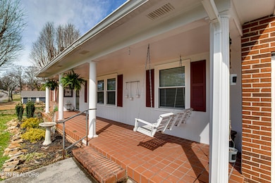 04_EWalnutStreet_350_FrontPorch01