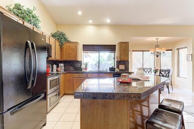 Kitchen w Island