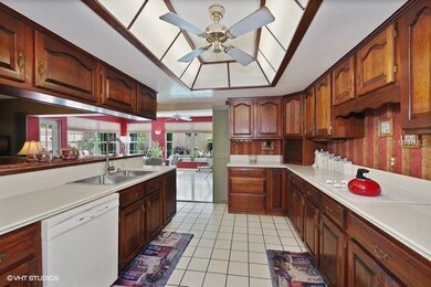 Enjoy preparing gourmet meals in this well equippe